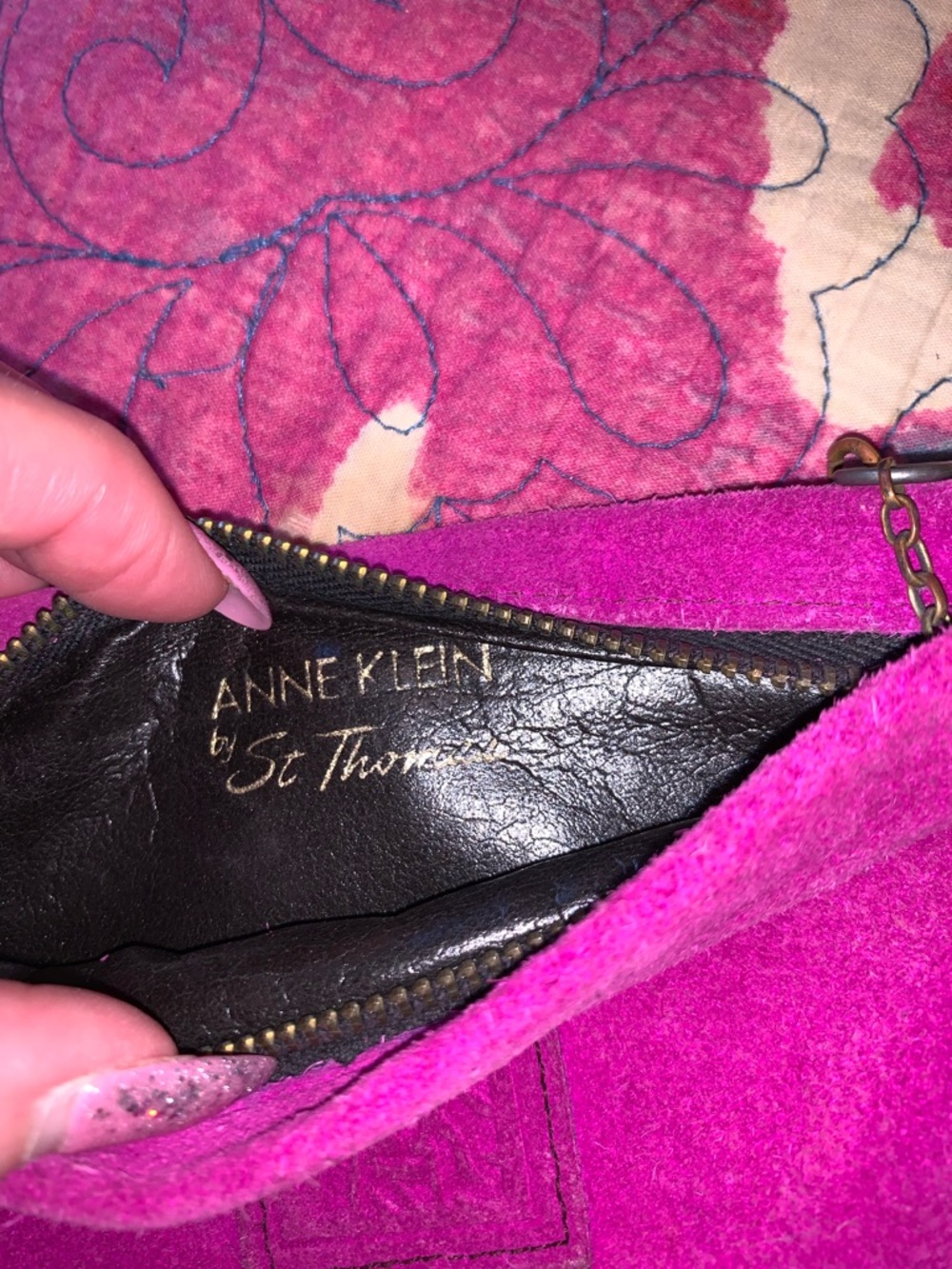 🩷ANNE KLEIN🩷VINTAGE SUEDE LION EMBOSSED POUCH. - Picture 7 of 8